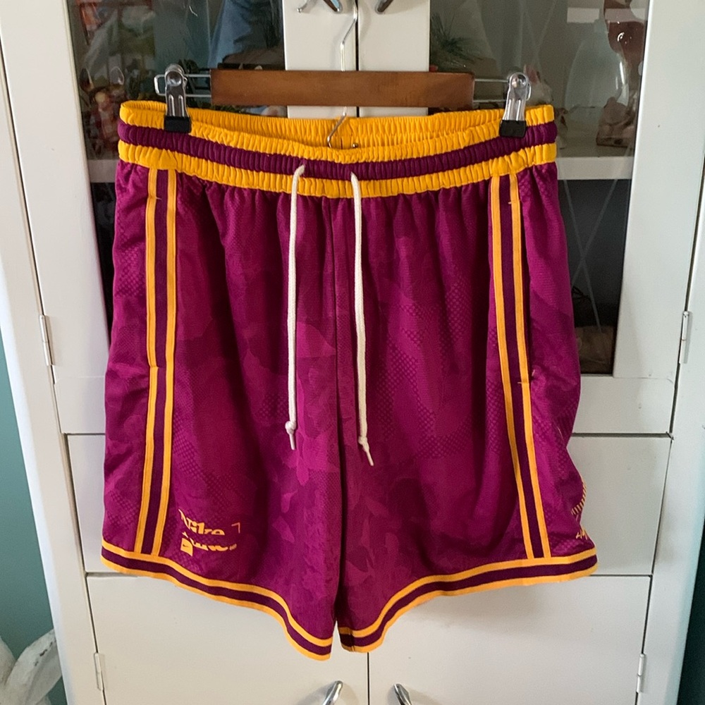 Nike basketball shorts sz L halftime grid like new